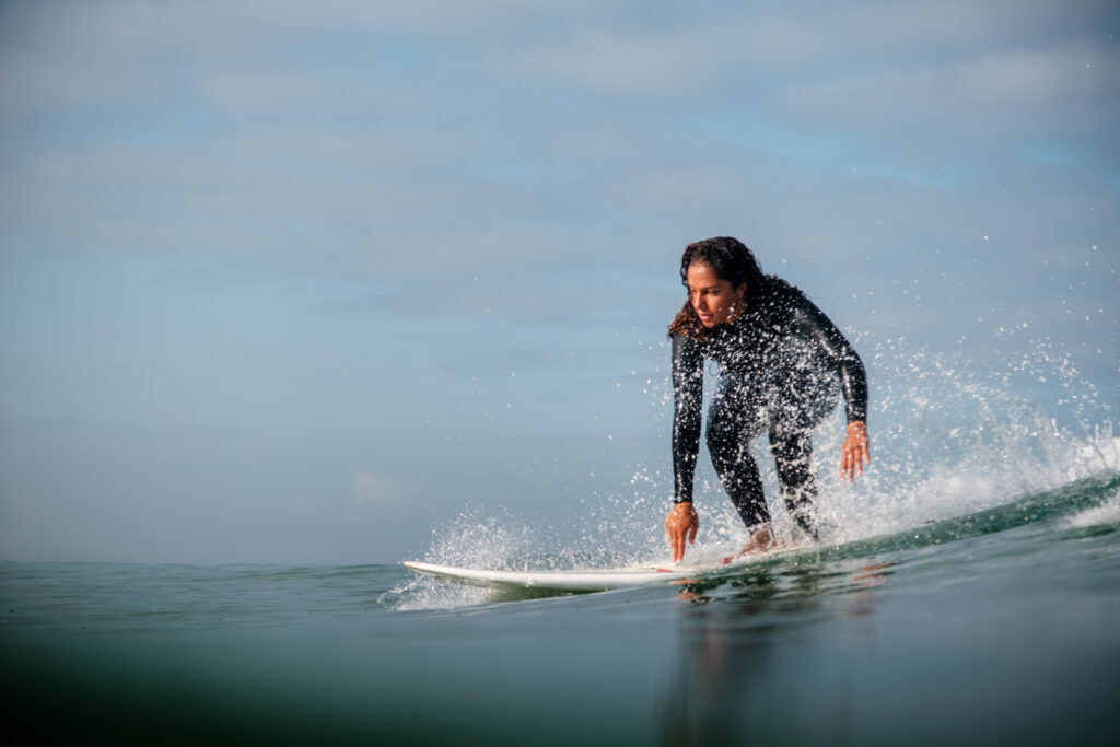 Surfing, longboard, clear water, wetsuit